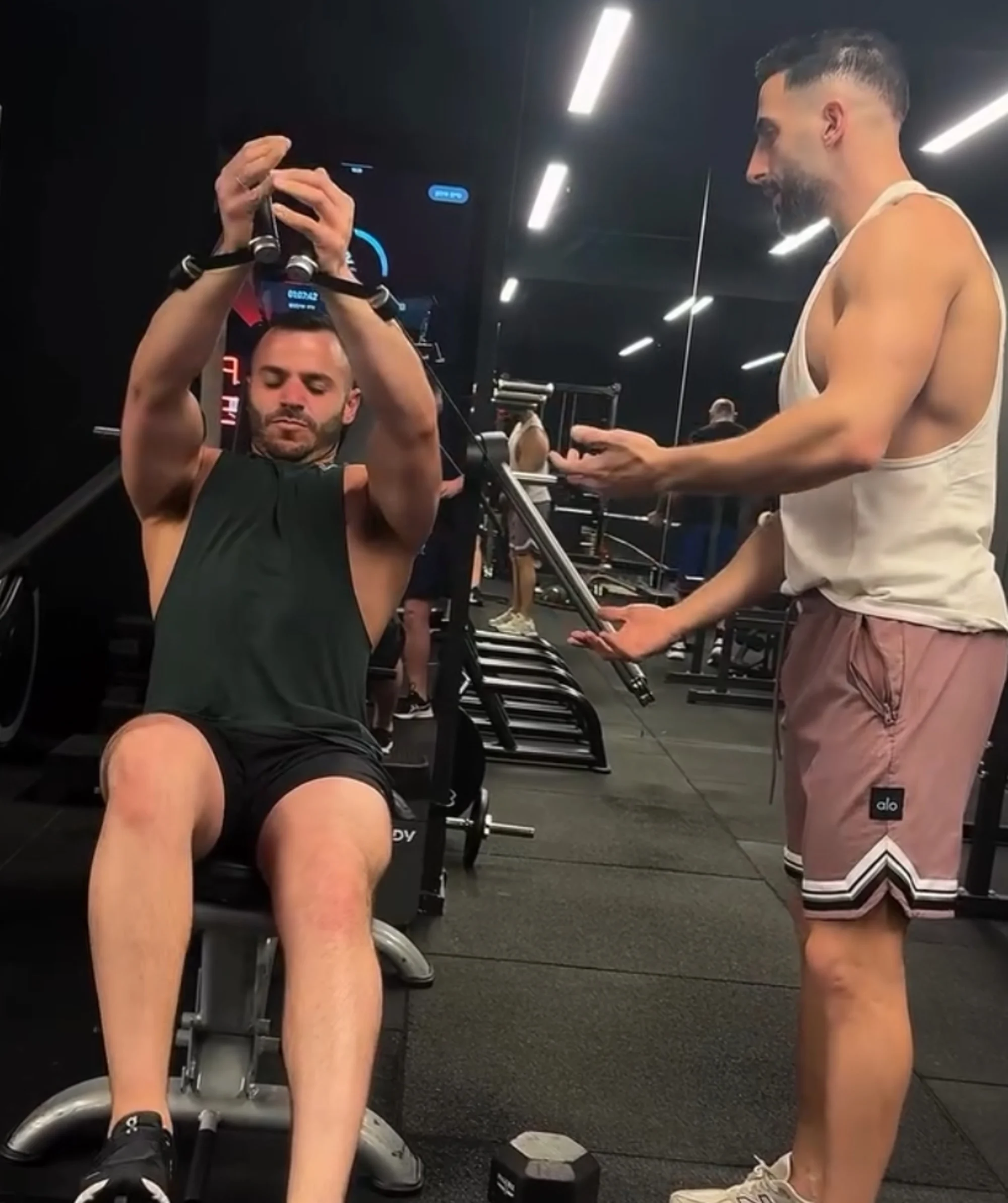 Personal trainer begeleidt een sessie op imbody